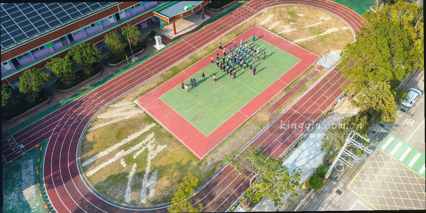 抽象数据图形与球场线条叠加，橙色与荧光绿描边形成层次